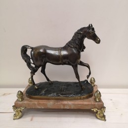 Cheval en bronze sur socle...